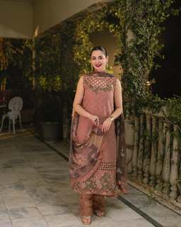 Hania Aamir feet photo thumbnail