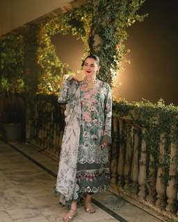 Hania Aamir feet photo thumbnail