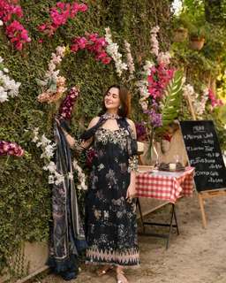 Hania Aamir feet photo thumbnail