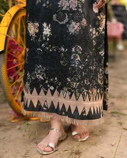 Hania Aamir feet photo thumbnail