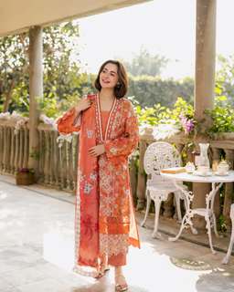 Hania Aamir feet photo thumbnail
