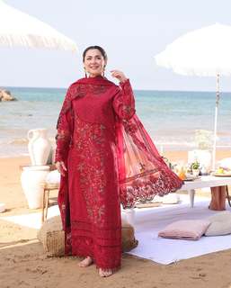 Hania Aamir feet photo thumbnail