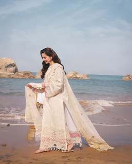 Hania Aamir feet photo thumbnail