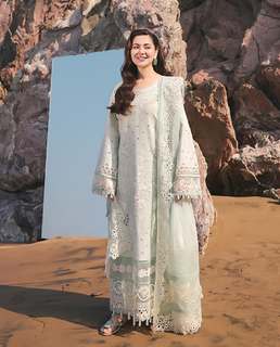 Hania Aamir feet photo thumbnail