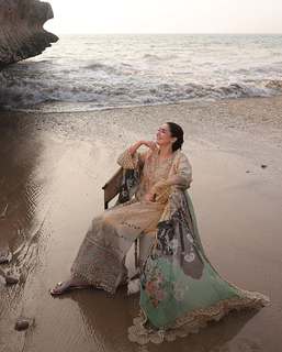 Hania Aamir feet photo thumbnail