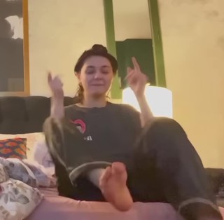 Hania Aamir feet photo thumbnail