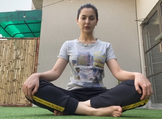 Hania Aamir feet photo thumbnail