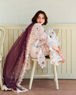 Hania Aamir feet photo thumbnail