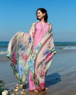 Hania Aamir feet photo thumbnail