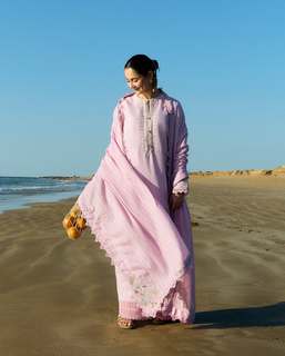Hania Aamir feet photo thumbnail