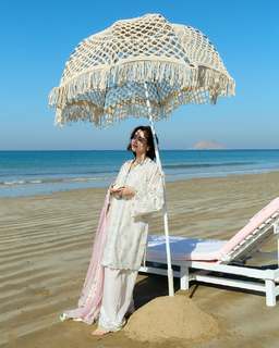 Hania Aamir feet photo thumbnail