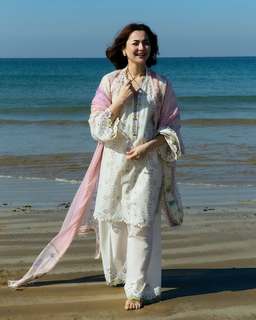 Hania Aamir feet photo thumbnail