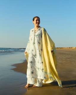 Hania Aamir feet photo thumbnail