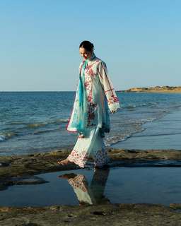 Hania Aamir feet photo thumbnail