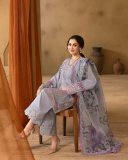 Hania Aamir feet photo thumbnail