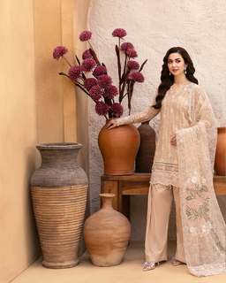Hania Aamir feet photo thumbnail