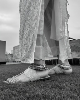 Hania Aamir feet photo thumbnail