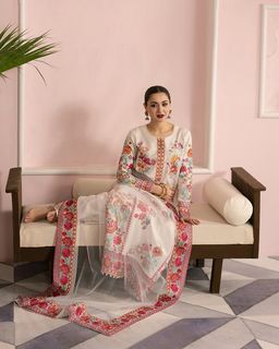 Hania Aamir feet photo thumbnail