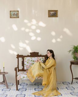 Hania Aamir feet photo thumbnail