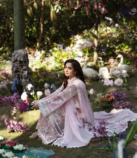 Hania Aamir feet photo thumbnail