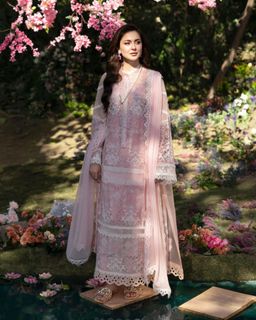 Hania Aamir feet photo thumbnail