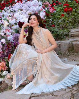 Hania Aamir feet photo thumbnail
