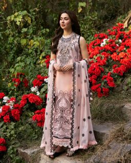 Hania Aamir feet photo thumbnail