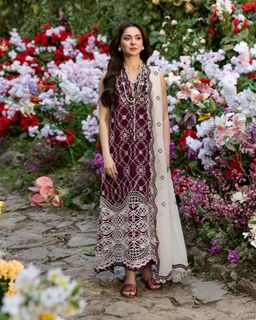 Hania Aamir feet photo thumbnail