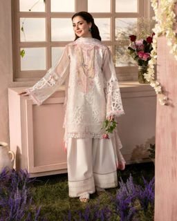 Hania Aamir feet photo thumbnail