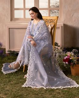 Hania Aamir feet photo thumbnail