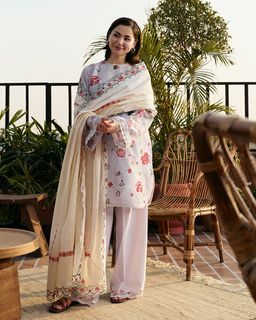 Hania Aamir feet photo thumbnail