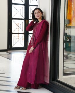 Hania Aamir feet photo thumbnail