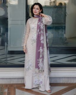 Hania Aamir feet photo thumbnail