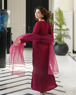 Hania Aamir feet photo thumbnail