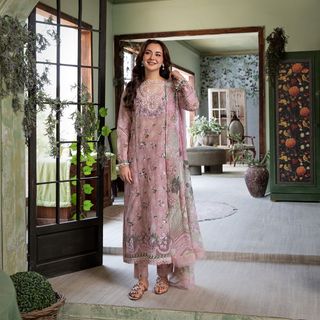 Hania Aamir feet photo thumbnail
