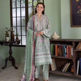Hania Aamir feet photo thumbnail