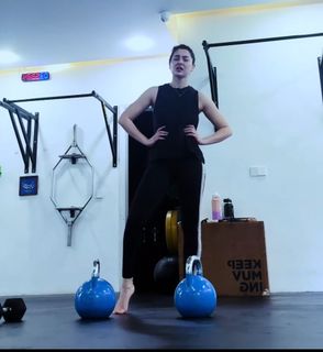 Hania Aamir feet photo thumbnail