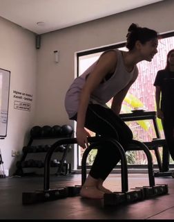 Hania Aamir feet photo thumbnail