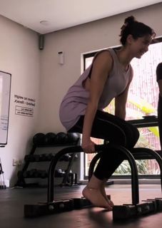 Hania Aamir feet photo thumbnail