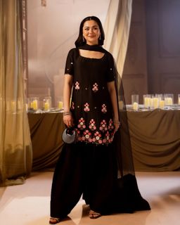 Hania Aamir feet photo thumbnail