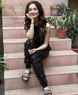 Hania Aamir feet photo thumbnail