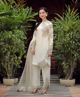 Hania Aamir feet photo thumbnail