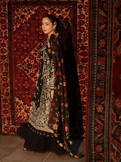 Hania Aamir feet photo thumbnail