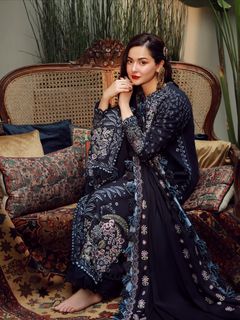 Hania Aamir feet photo thumbnail