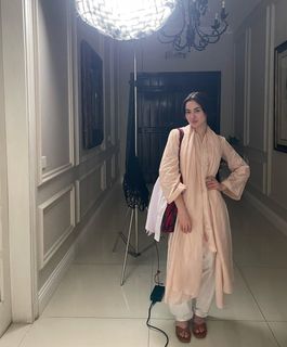 Hania Aamir feet photo thumbnail