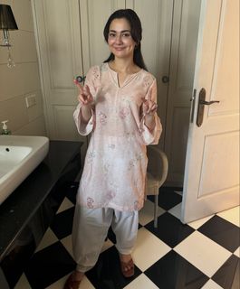 Hania Aamir feet photo thumbnail