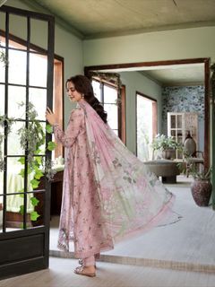 Hania Aamir feet photo 12