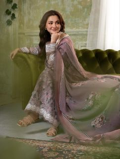 Hania Aamir feet photo 9