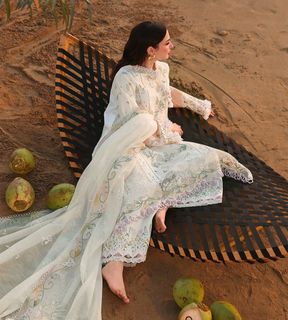 Hania Aamir feet photo 17