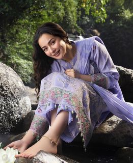 Hania Aamir feet photo 8